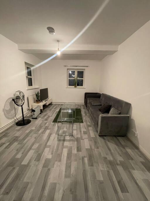 Lovely Spacious Entire 1 Bedroom Apartment - New Management Londres Exterior foto